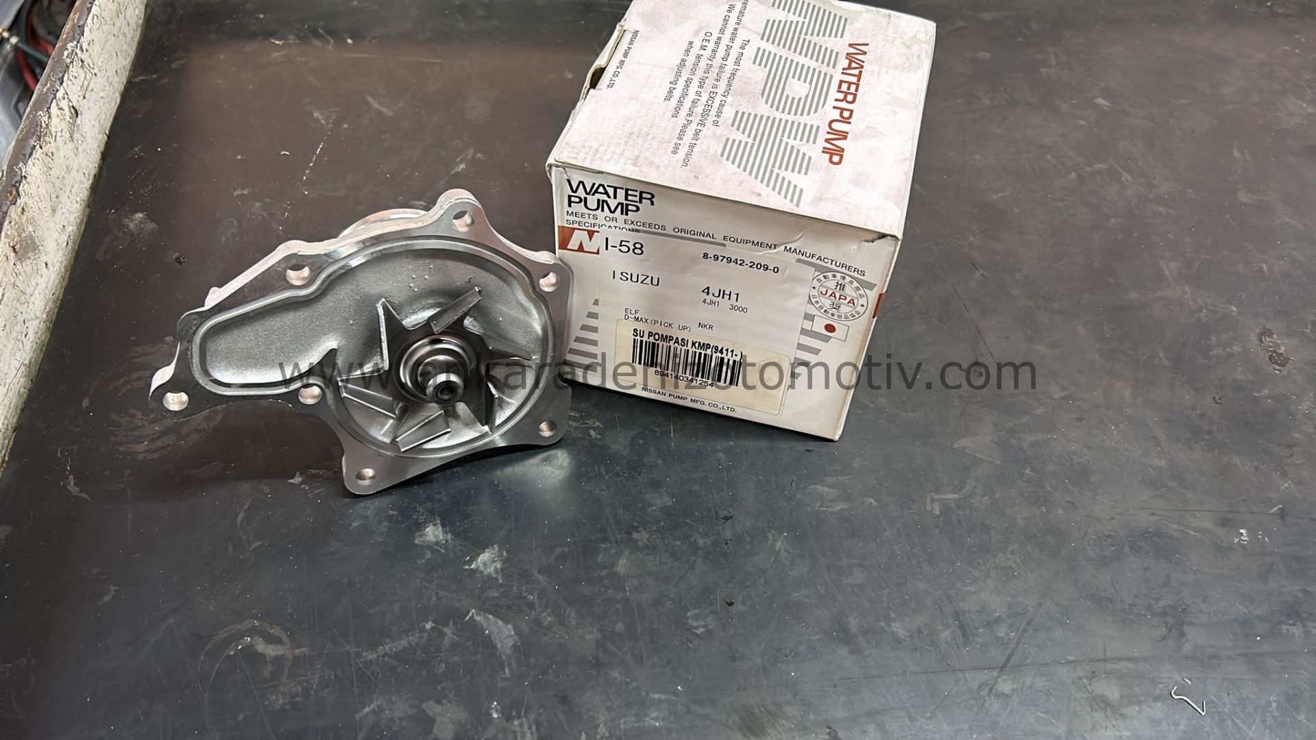 Isuzu NKR 55 Su Pompası Komple 9411-